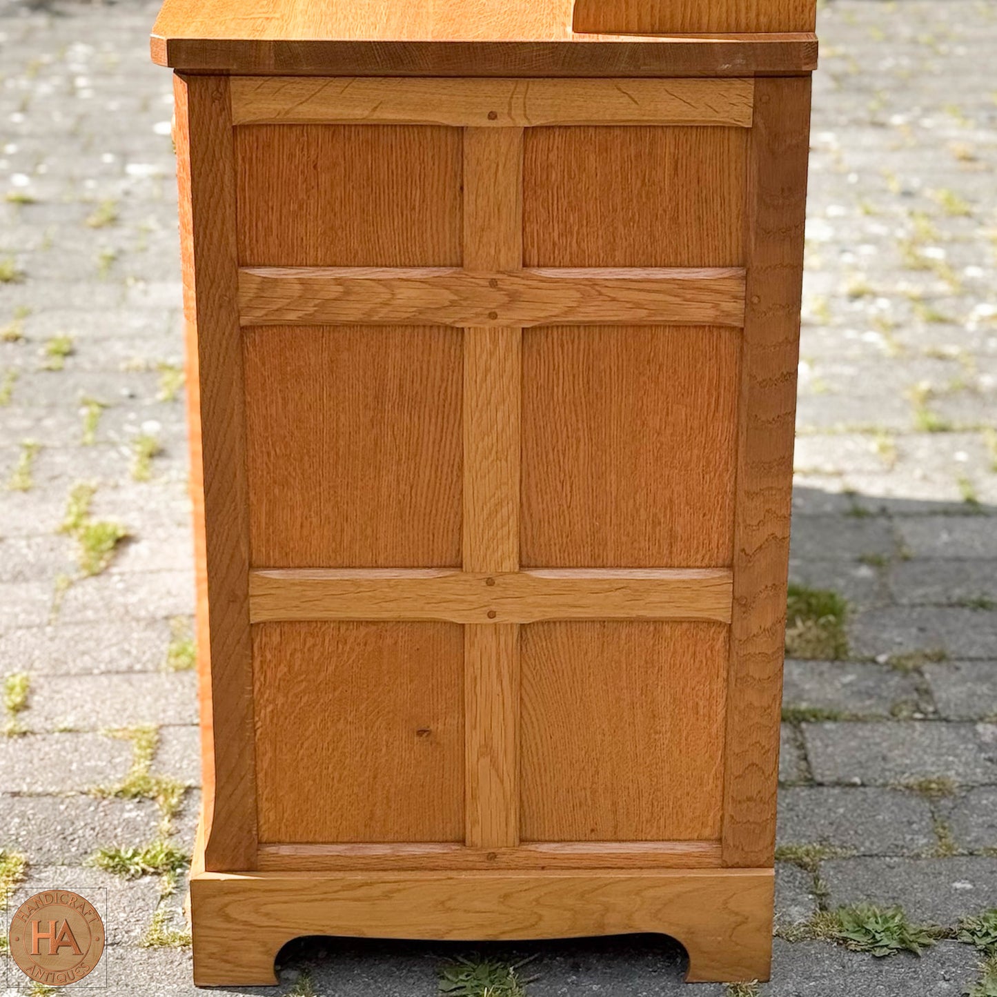 Coxwold Cabinet Makers 'Unicornman' Arts & Crafts Yorkshire School Oak Dresser c. 1980.