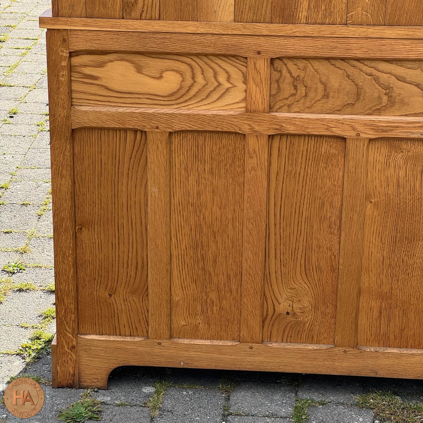 Coxwold Cabinet Makers 'Unicornman' Arts & Crafts Yorkshire School Oak Dresser c. 1980.