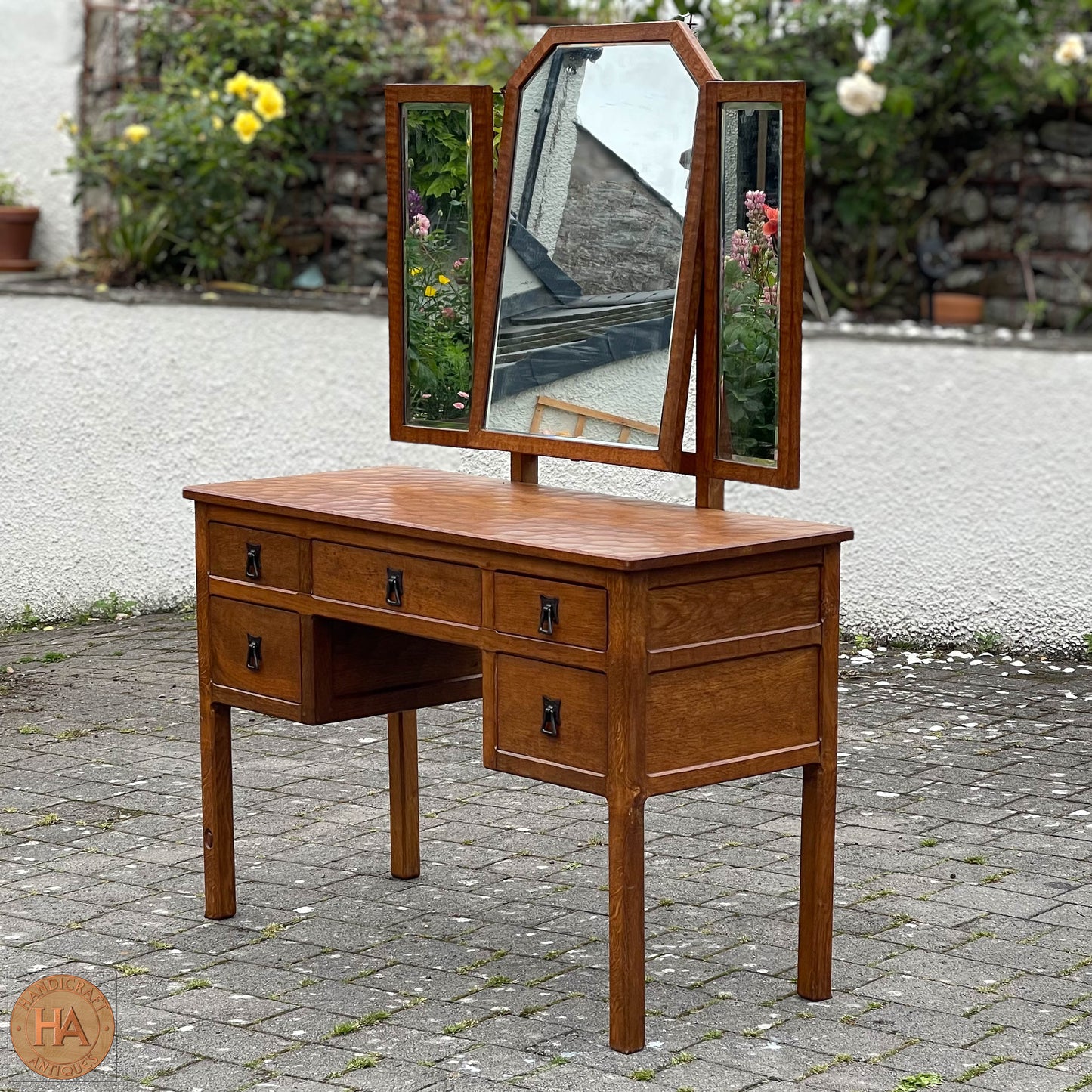Alan 'Acornman' Grainger (Ex-Mouseman) Arts & Crafts Yorkshire School Oak Dressing Table c. 1970.