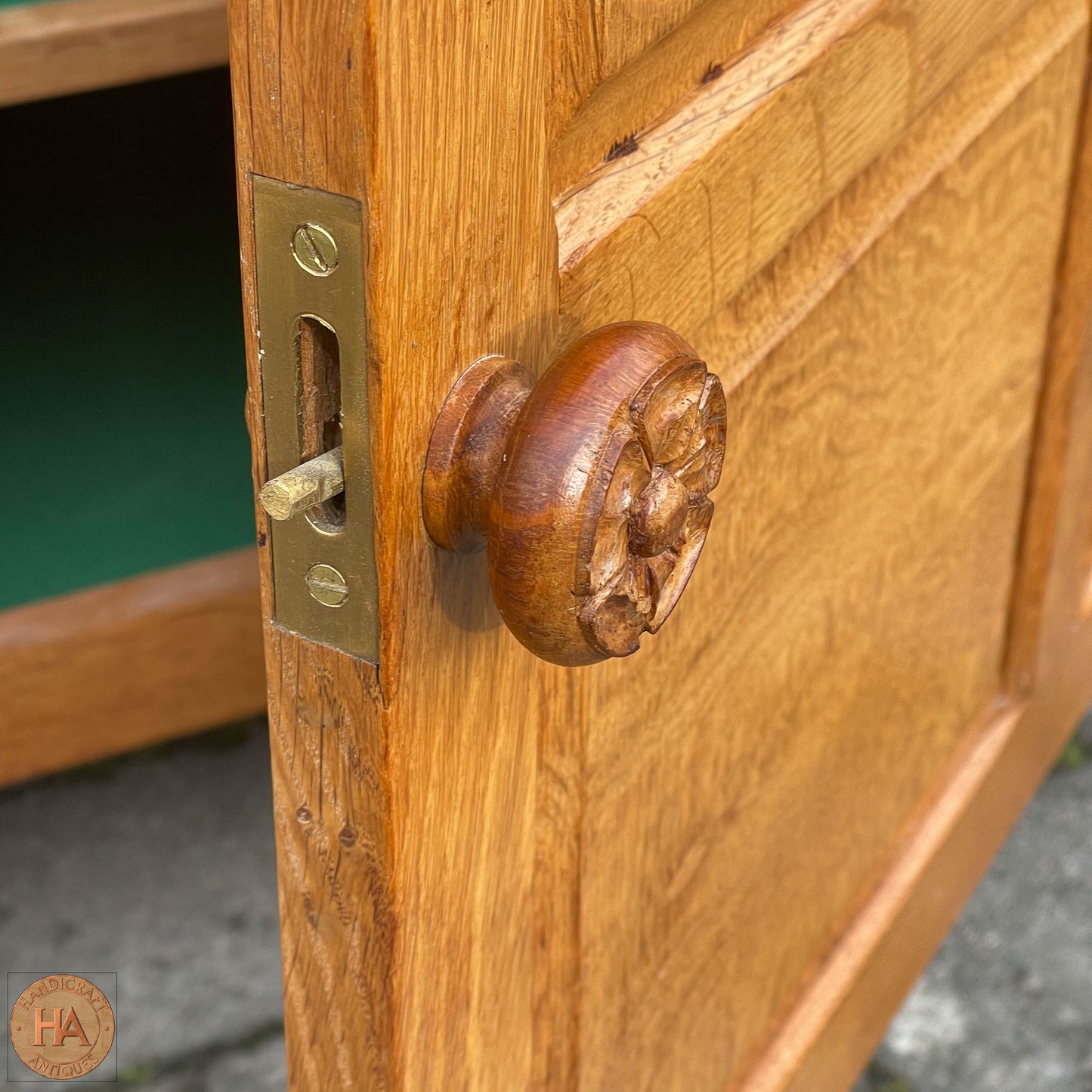 Bob ‘Wrenman’ Hunter Arts & Crafts Yorkshire School English Oak Dresser c. 1980.