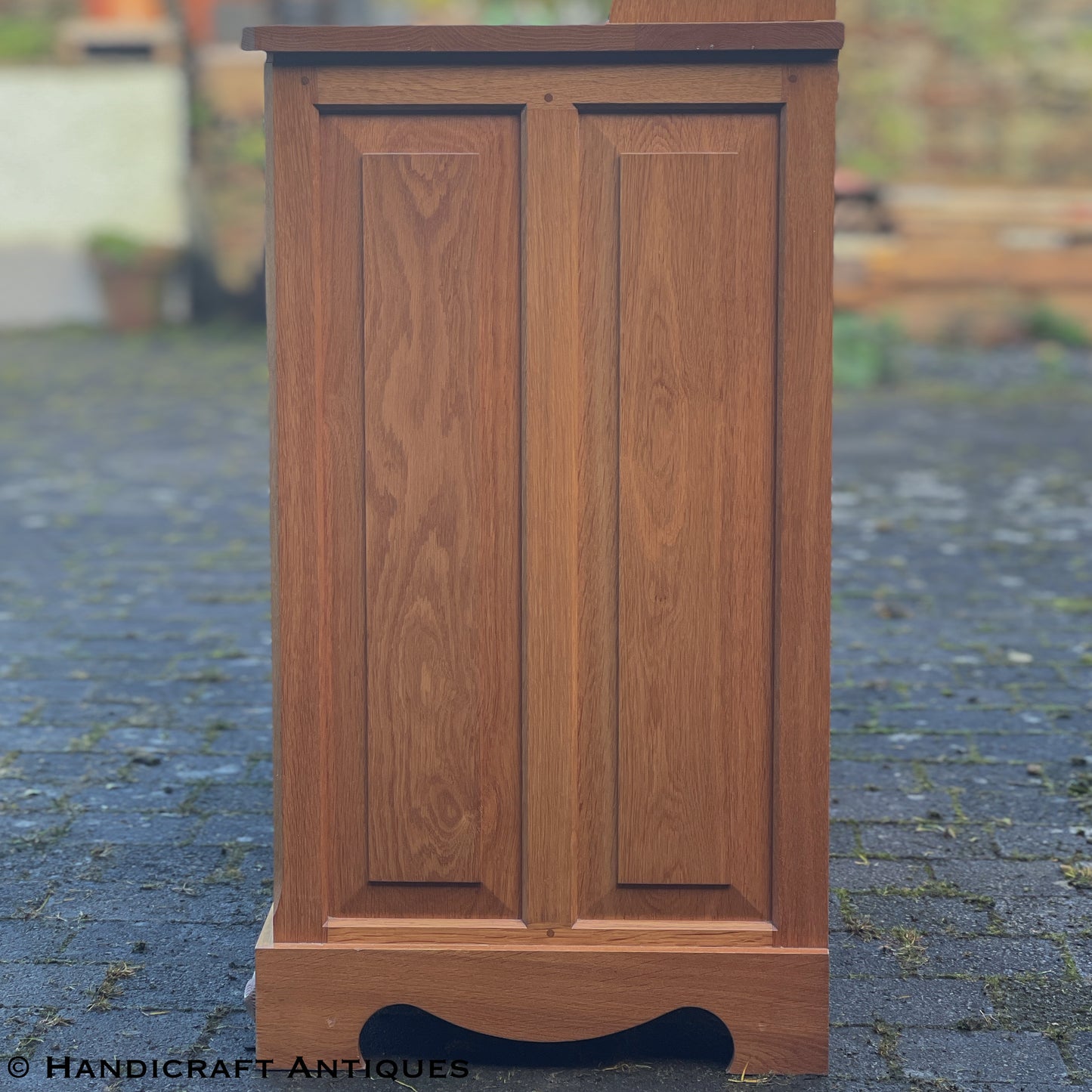 Coxwold Cabinet Makers 'Unicornman' Arts & Crafts Yorkshire School Oak Dresser post 1990.