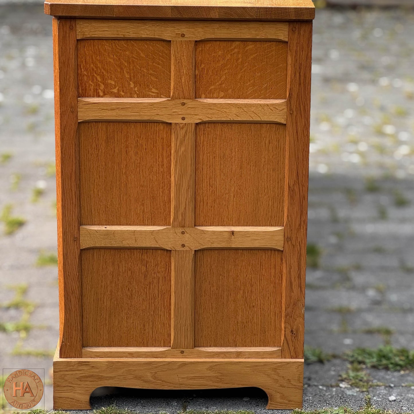 Coxwold Cabinet Makers 'Unicornman' Arts & Crafts Yorkshire School Oak Sideboard c. 1980.