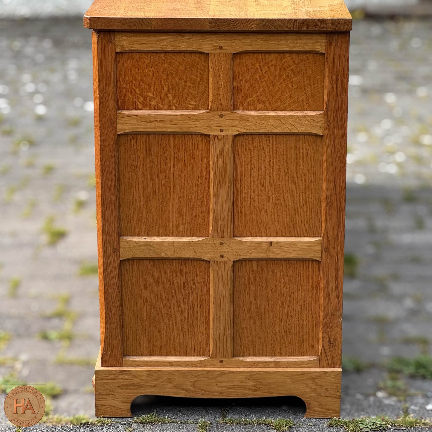 Coxwold Cabinet Makers 'Unicornman' Arts & Crafts Yorkshire School Oak Sideboard c. 1980.
