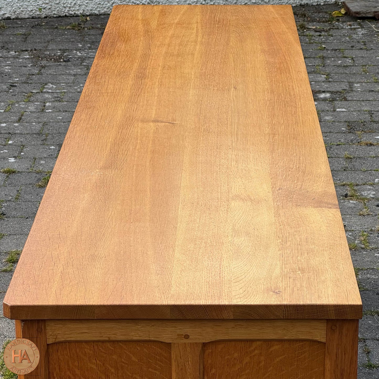 Coxwold Cabinet Makers 'Unicornman' Arts & Crafts Yorkshire School Oak Sideboard c. 1980.