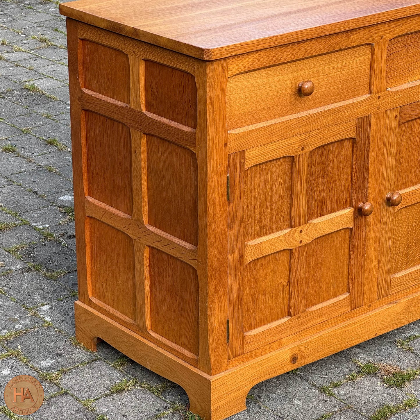 Coxwold Cabinet Makers 'Unicornman' Arts & Crafts Yorkshire School Oak Sideboard c. 1980.
