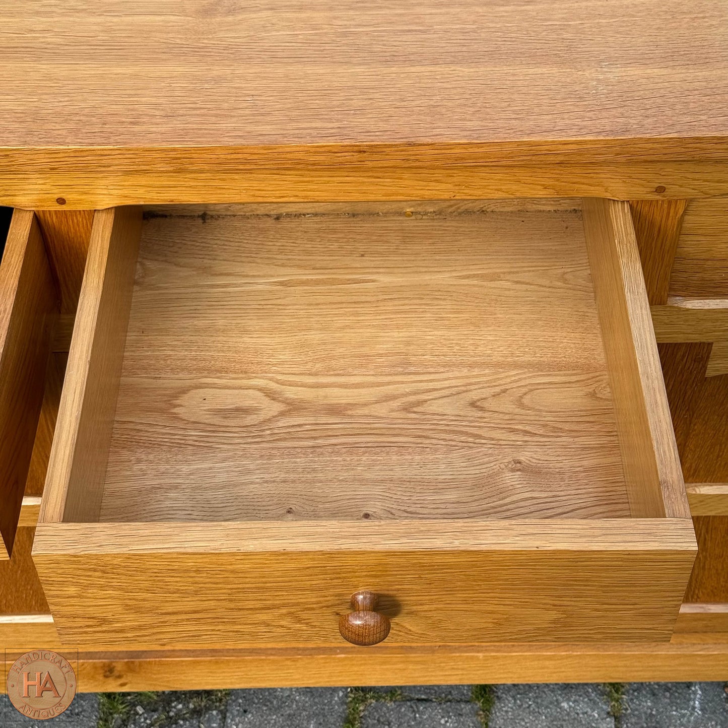 Coxwold Cabinet Makers 'Unicornman' Arts & Crafts Yorkshire School Oak Sideboard c. 1980.