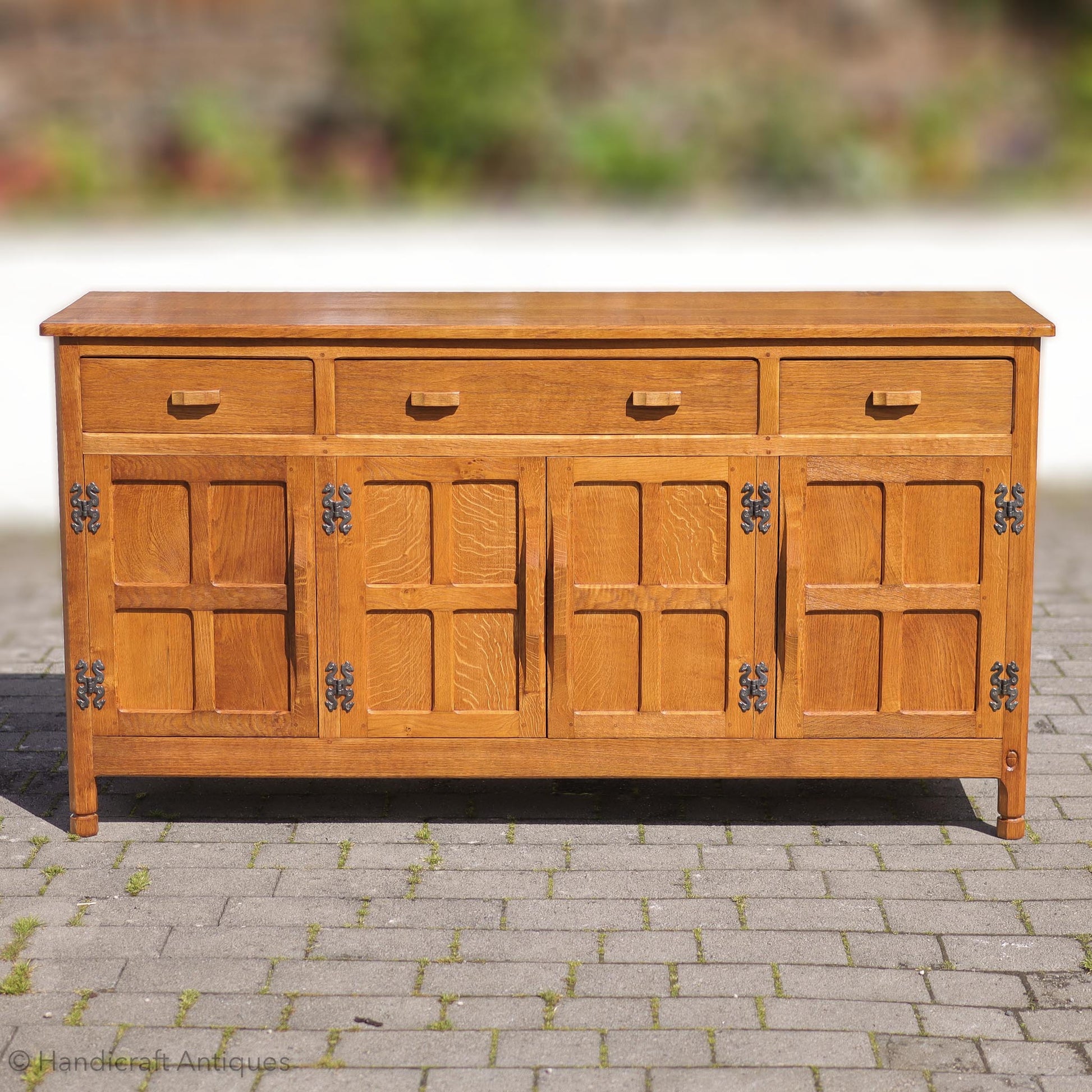 Alan 'Acornman' Grainger (Ex-Mouseman) Arts & Crafts Yorkshire School English Oak Sideboard post 1970.