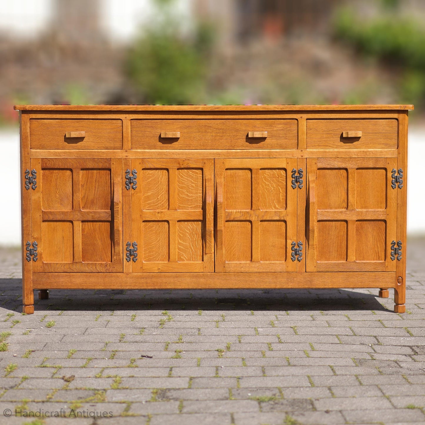 Alan 'Acornman' Grainger (Ex-Mouseman) Arts & Crafts Yorkshire School English Oak Sideboard post 1970.