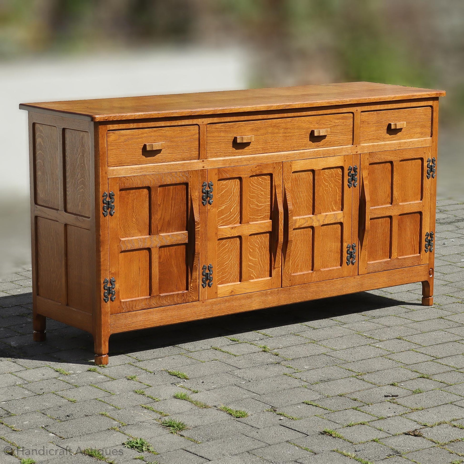 Alan 'Acornman' Grainger (Ex-Mouseman) Arts & Crafts Yorkshire School English Oak Sideboard post 1970.