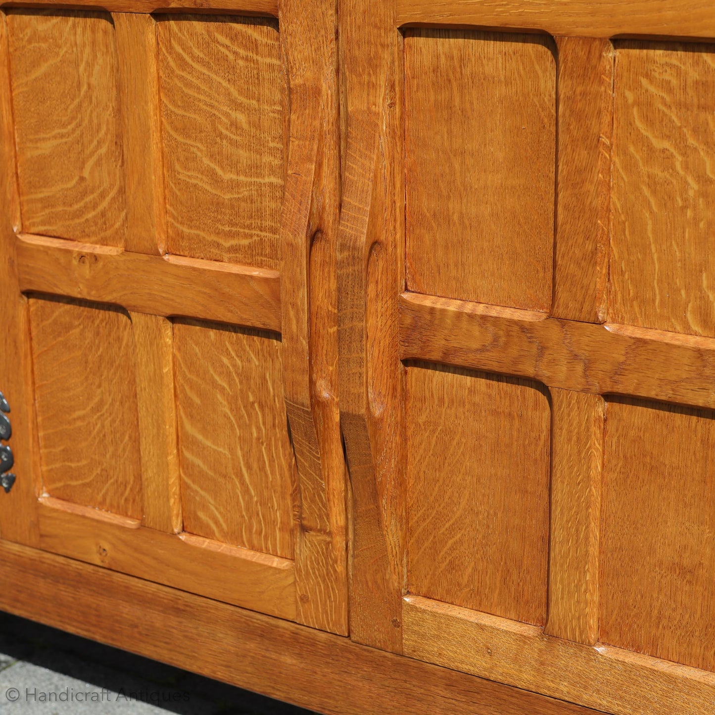 Alan 'Acornman' Grainger (Ex-Mouseman) Arts & Crafts Yorkshire School English Oak Sideboard post 1970.