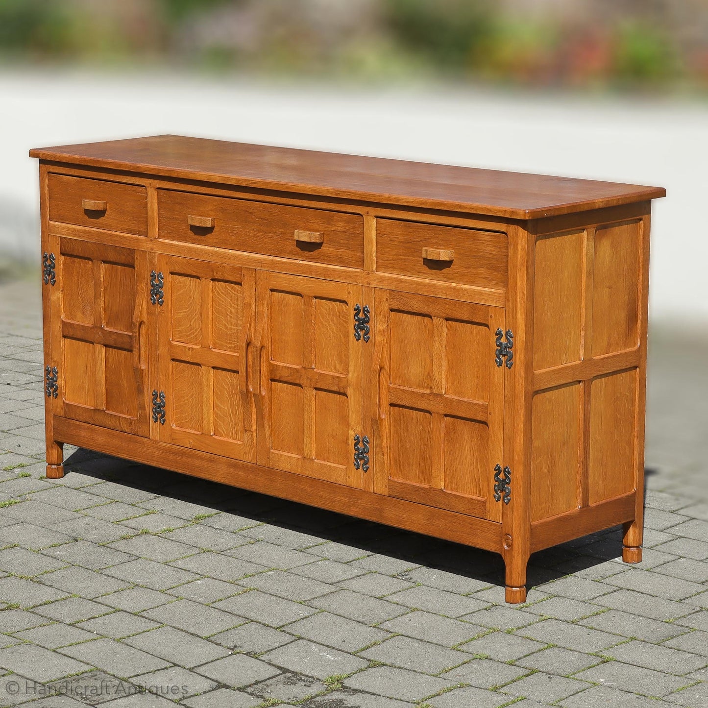 Alan 'Acornman' Grainger (Ex-Mouseman) Arts & Crafts Yorkshire School English Oak Sideboard post 1970.