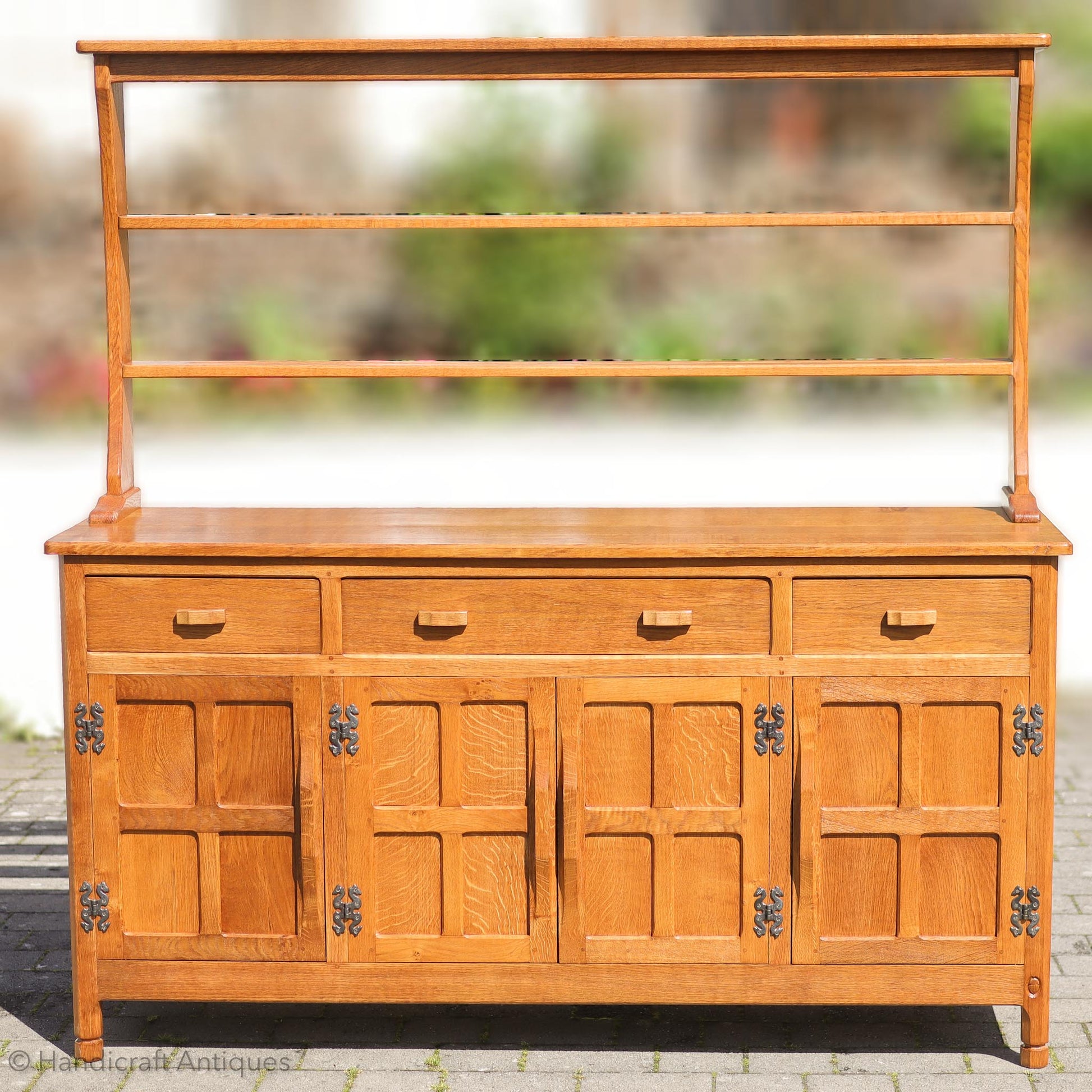 Alan 'Acornman' Grainger (Ex-Mouseman) Arts & Crafts Yorkshire School English Oak Sideboard post 1970.