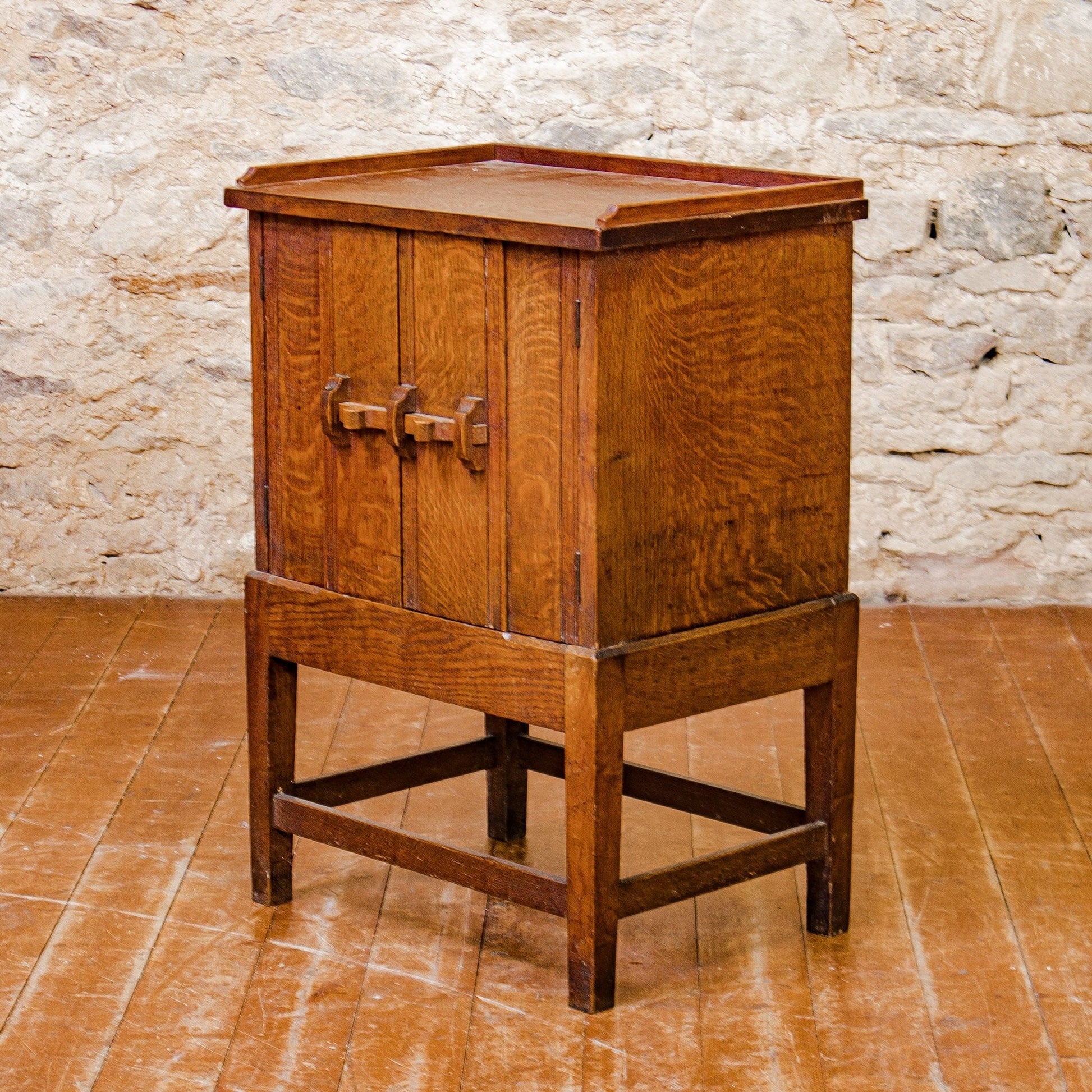 Arts & Crafts Cotswold School English Oak cabinet