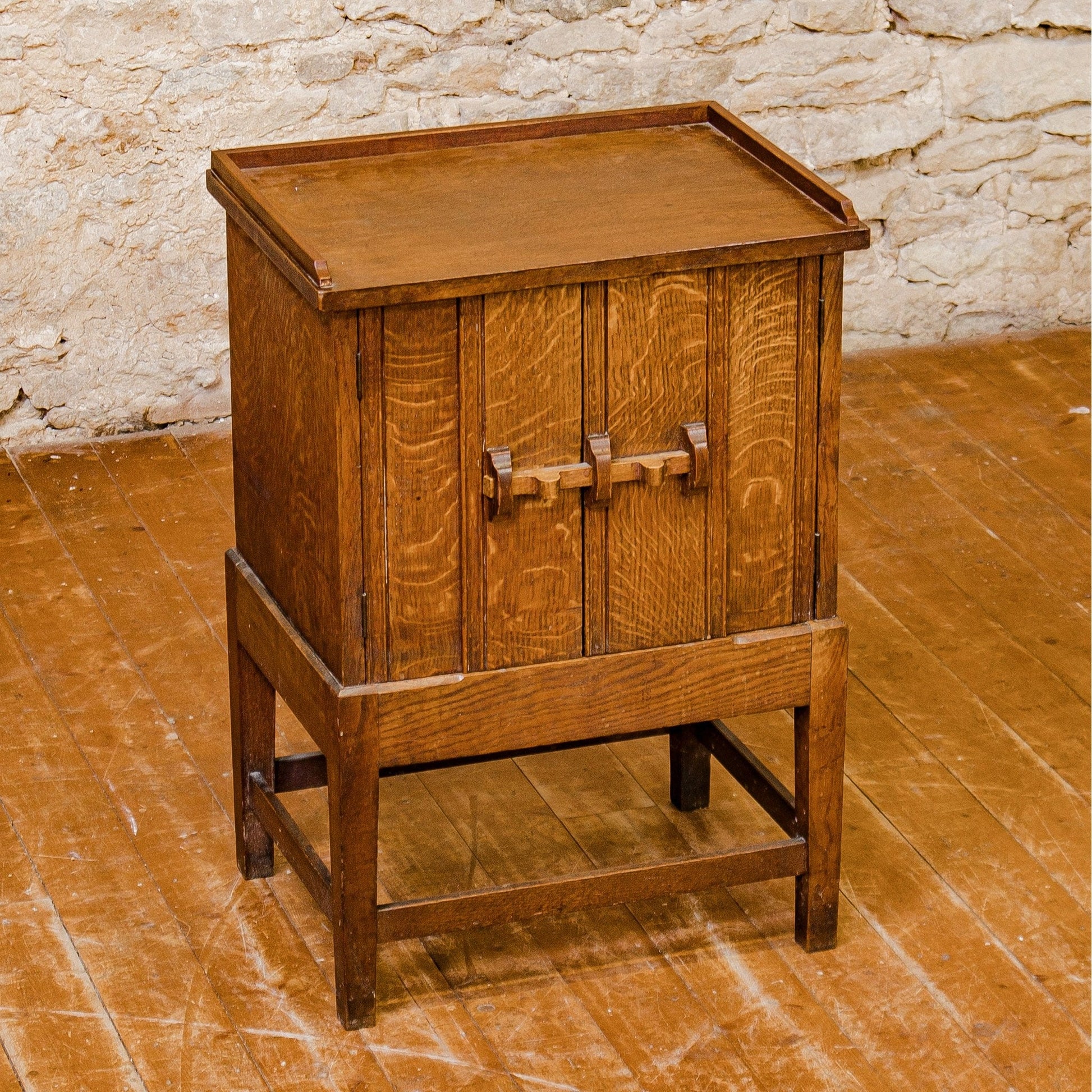 Arts & Crafts Cotswold School English Oak cabinet