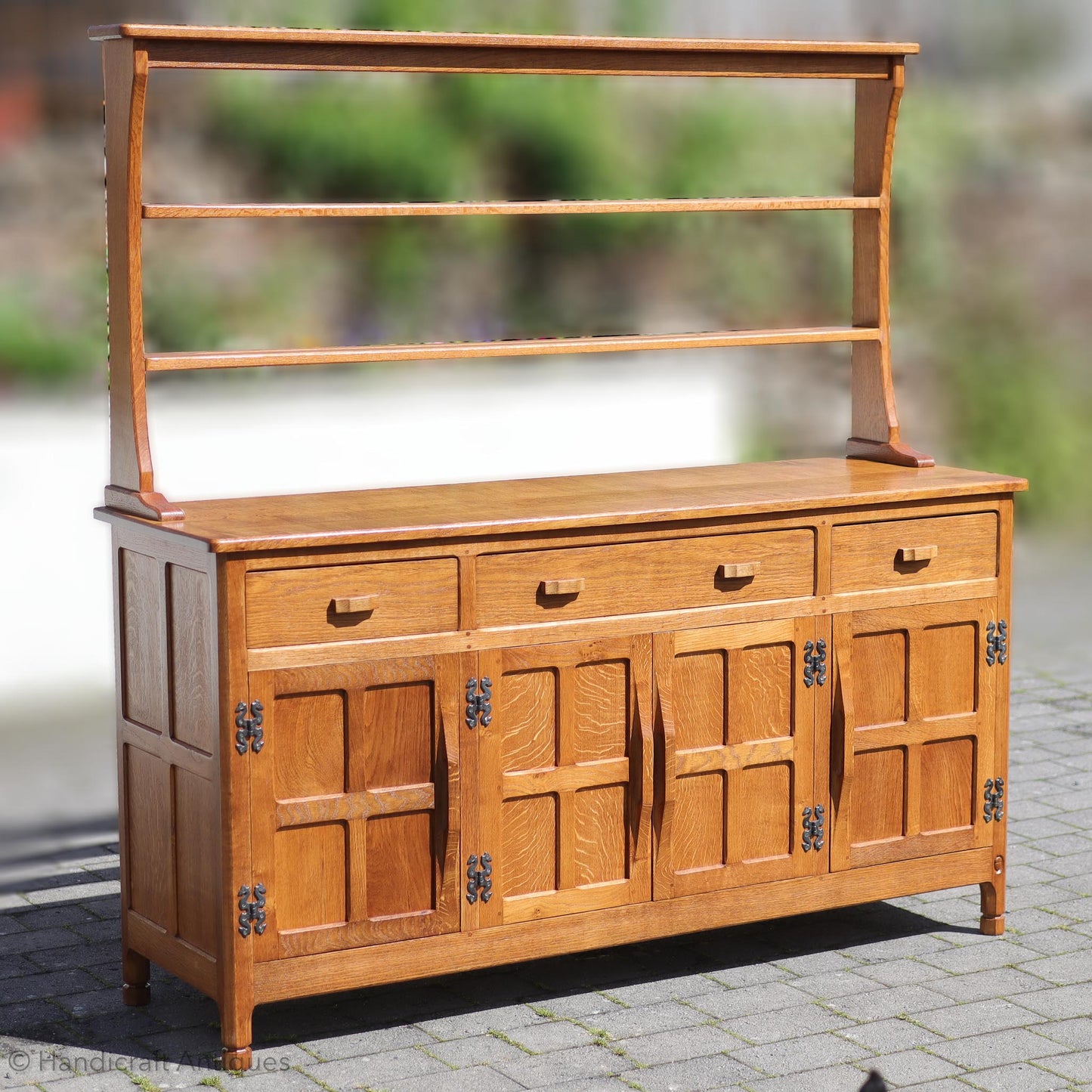 Alan 'Acornman' Grainger (Ex-Mouseman) Arts & Crafts Yorkshire School English Oak Sideboard post 1970.